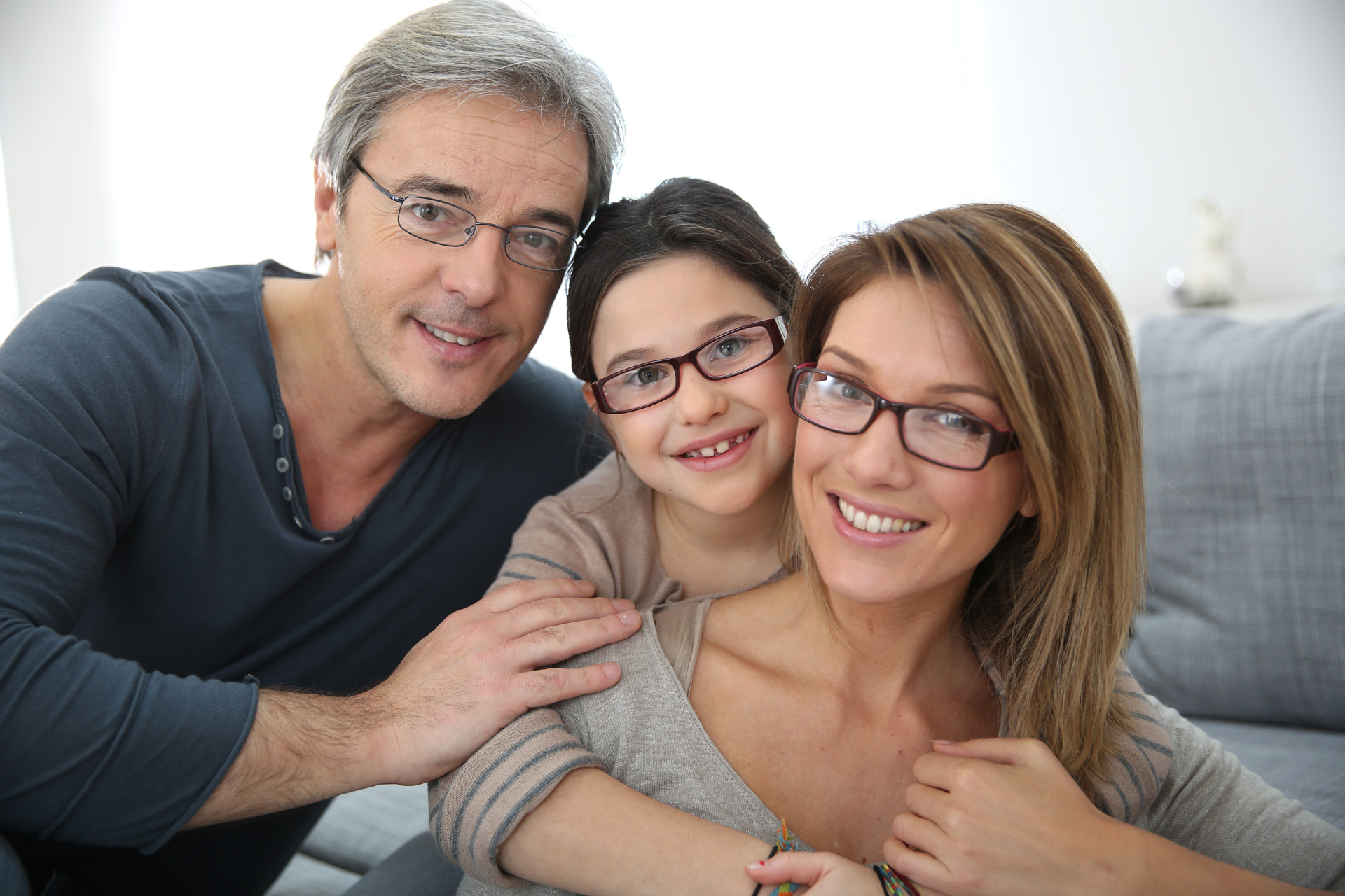 Зрелая мама в очках. Семья в очках. Семейная фотосессия в очках. Семья в очках для зрения. Очки для всей семьи.